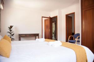 - une chambre avec un lit blanc et 2 oreillers dans l'établissement Casa amplia, confortable, céntrica by Prishomes, à Vigo