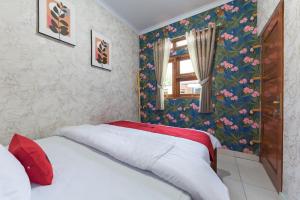 Postel nebo postele na pokoji v ubytování RedDoorz at Villa De ZamZam Ciater + 32 fotografií