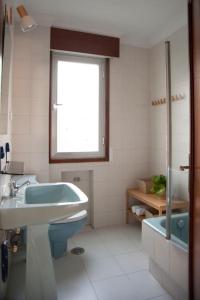 y baño con lavabo, aseo y bañera. en Casa amplia, confortable, céntrica by Prishomes en Vigo