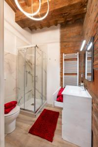 een badkamer met een douche, een toilet en een wastafel bij Affittacamere La Rocca Campiglia in Campiglia Marittima
