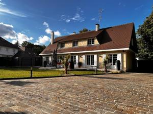 a house with a brick driveway in front of it at PikBeach77 in Saint-Fargeau-Ponthierry