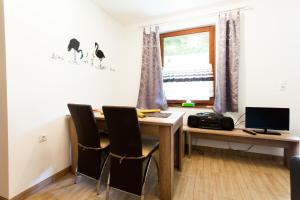 an office with a desk with chairs and a computer at Haus Akazie in Apetlon