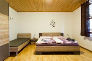 1 Schlafzimmer mit 2 Betten und Holzdecke in der Unterkunft Haus Akazie in Apetlon