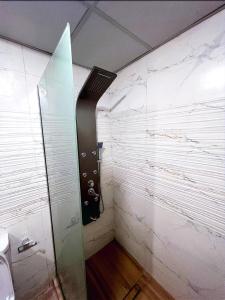 La salle de bains est pourvue d'une douche à l'italienne et de toilettes. dans l'établissement Hilton Wadi rum, à Disah
