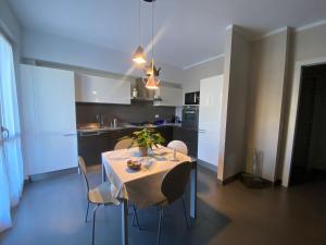 uma cozinha e sala de jantar com mesa e cadeiras em Zia Sara em Pietrasanta