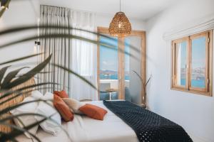 1 dormitorio con cama y ventana en Divino Caldera, en Akrotiri