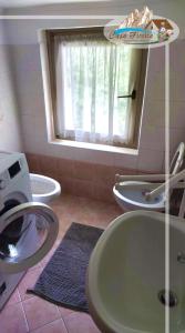 Salle de bains dans l'établissement Casa Fiorita Appartamenti da Carmen