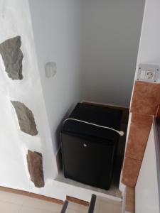 a bathroom with a black toilet in a room at Loft Estudio Habitación independiente in Icod de los Vinos