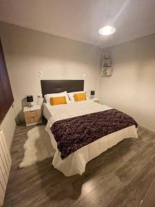 una camera da letto con un grande letto con cuscini gialli di Apartament Pic de la dona a Camprodon