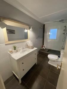 bagno con lavandino bianco e servizi igienici di Apartament Pic de la dona a Camprodon