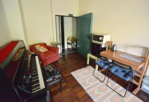 ナポリにある2 camere con pianoforteのリビングルーム(ピアノ、椅子、テーブル付)