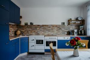 A kitchen or kitchenette at Ferienwohnung Morgensonne