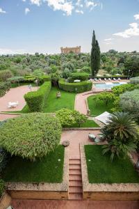 Villa Athena Resort外面的花园