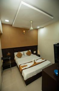 Postel nebo postele na pokoji v ubytování Hotel J D Residency