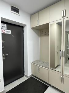 um quarto com uma porta e um quarto com uma porta em Cozy Apartment em Rădăuţi
