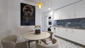 uma cozinha com mesa e cadeiras num quarto em CARTAGO Poniente beach apartment em Benidorm