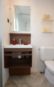 łazienka z umywalką i toaletą w obiekcie Campeggio Ai Colli Fioriti w mieście Castiglione dʼIntelvi