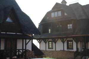 a large house with a gambrel roof at Blyzhche Neba in Yablunytsya