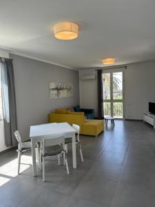a living room with a table and a yellow couch at casa verdemare in Cefalù