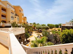 een uitzicht vanaf het balkon van een resort bij 9 Parque Tropical Apartamento Los Cristianos in Los Cristianos