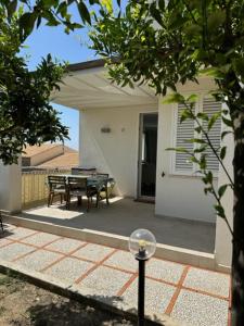 a patio with a table and a bench in a house at casa verdemare in Cefalù