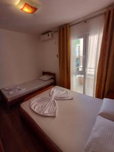 Llit o llits en una habitació de Apartmani Vuković