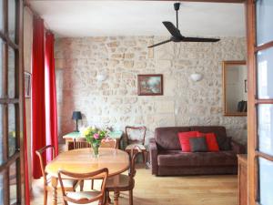 - un salon avec une table et un canapé dans l'établissement Latin Quarter - Notre Dame apartment, à Paris