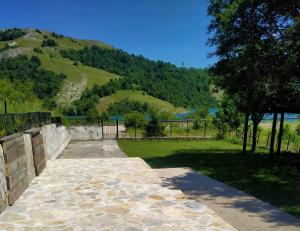 uma passagem de pedra com uma colina ao fundo em Vikendica na jezeru em Gacko