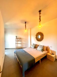 Schlafzimmer mit einem Bett und einem Spiegel an der Wand in der Unterkunft Apartamento en la playa in Calafat