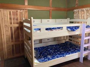 a room with two bunk beds in a room at 桂浜龍馬に1番近い宿ペットと泊れる一軒家龍馬庵 in Kochi