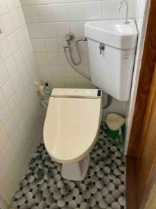 - une salle de bains avec des toilettes blanches dans une cabine dans l'établissement 桂浜龍馬に1番近い宿ペットと泊れる一軒家龍馬庵, à Kōchi