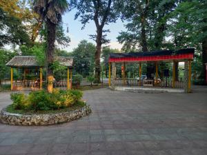 - un parc avec un pavillon et un pavillon avec des arbres dans l'établissement Тур центр Вилящ, à Masallı