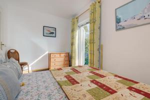 una camera con letto e finestra di 089 Andalusian Style 3 Bed Villa with Office and Private Pool a Fuengirola