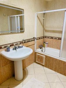 Ένα μπάνιο στο Appartement spacieux et agréable