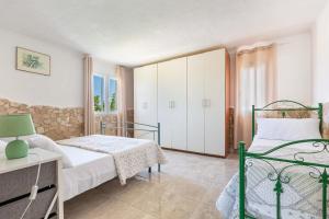 1 dormitorio con 1 cama, vestidor, 1 cama y 1 mesa en Villetta Paola by BarbarHouse, en Borgagne