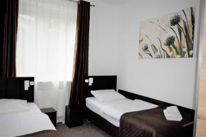 ワルシャワにあるVilla Victoriaのベッドルーム1室(ベッド2台付)が備わります。