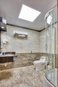 Koupelna v ubytování Royal Hotel + 16 fotografií