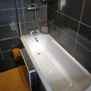 ParkgateにあるBallywee guest houseのバスタブと洗面台のあるバスルーム +28枚の写真