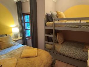 ParkgateにあるBallywee guest houseの二段ベッド2台と鏡のある寝室