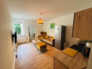 uma sala de estar com um frigorífico e um sofá em City Apartment - 8 Bedrooms - 14 Beds - Fast WiFi - Kitchen em Paderborn