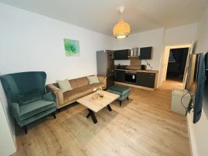 salon z kanapą i stołem w obiekcie City Apartment - 8 Bedrooms - 14 Beds - Fast WiFi - Kitchen w mieście Paderborn