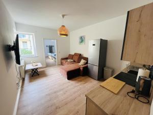 kuchnia z lodówką i salon w obiekcie City Apartment - 8 Bedrooms - 14 Beds - Fast WiFi - Kitchen w mieście Paderborn