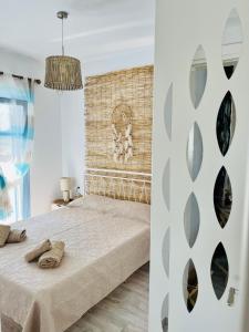 1 dormitorio con cama y pared de ladrillo en My Naxian Home 1 en Agios Prokopios