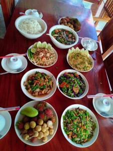 une table avec de nombreuses assiettes de nourriture dans l'établissement Soutchai Resort, à Vientiane
