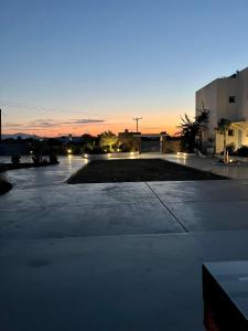 un estacionamiento vacío con la puesta de sol en el fondo en My Naxian Home 1 en Agios Prokopios