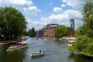 ludzie w łodziach na rzece w mieście w obiekcie Shakespeare's Nest w mieście Stratford-upon-Avon