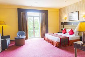 カトゥナーヤカにあるRamada Katunayakeのベッドと窓のあるホテルの部屋