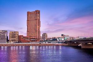 uma vista para uma cidade com uma ponte e um rio em Ramses Hilton Hotel & Casino no Cairo