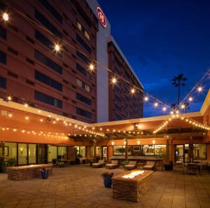 un hotel con luci su un patio di notte di Hilton Concord a Concord