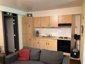 a living room with a couch and a kitchen at Hengelhoef Acacia 3 in Drijhoeven